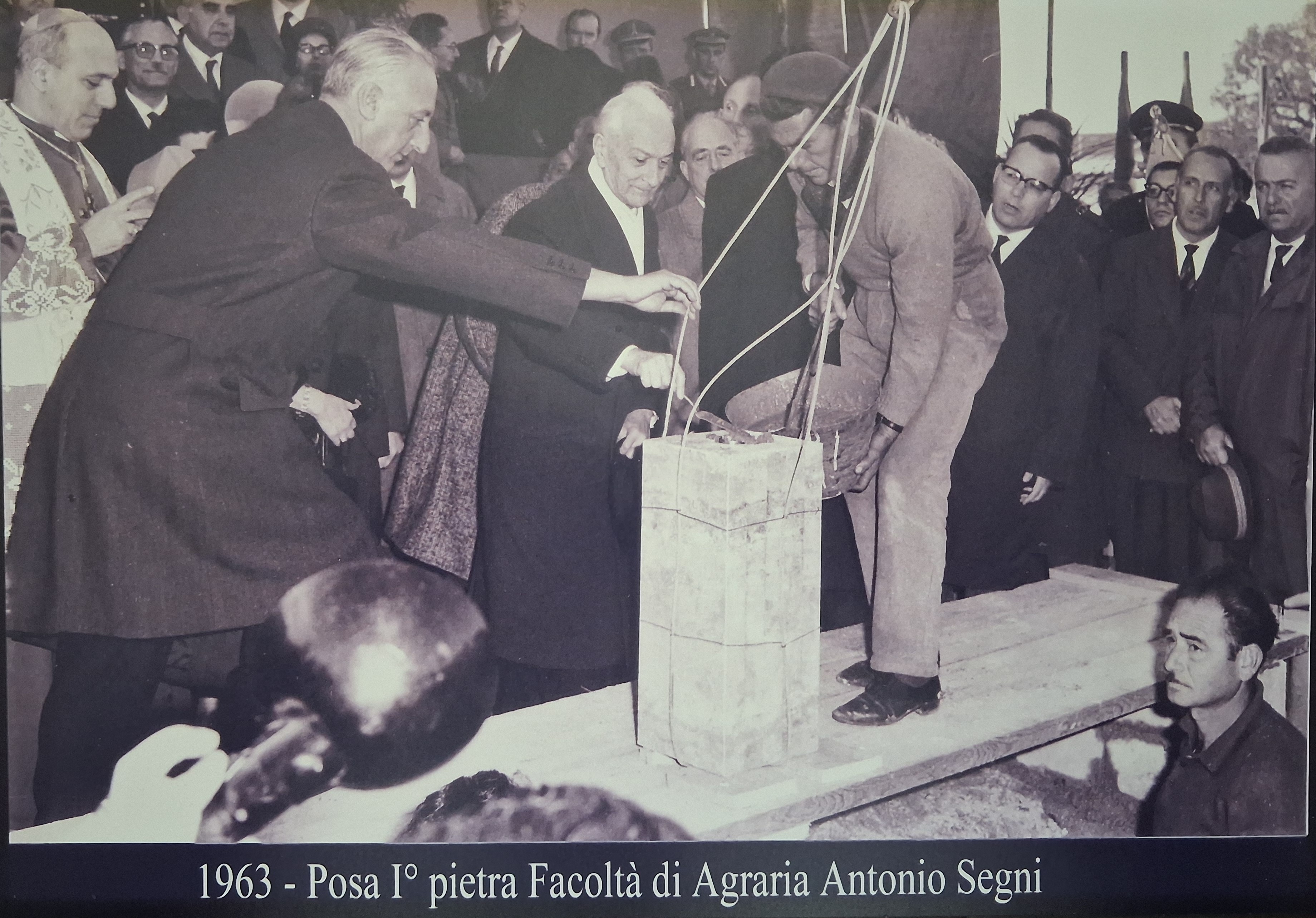 Antonio Segni posa la prima pietra